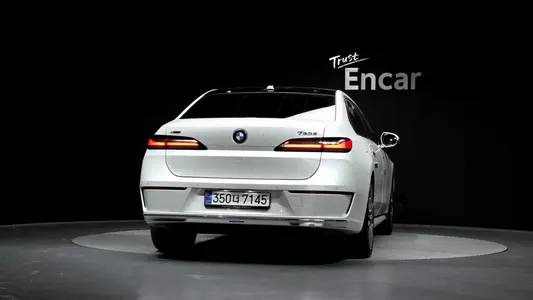 BMW 7 Series (G70) 750e xDrive 2025 4