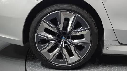 BMW 7 Series (G70) 750e xDrive 2025 5