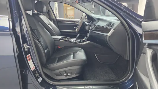 BMW 5 Series (F10) 528i 2012 10