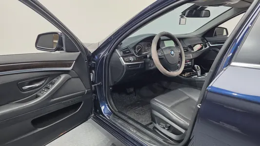 BMW 5 Series (F10) 528i 2012 9