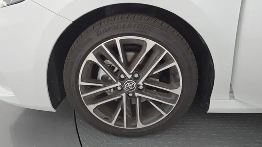Toyota (XV80) 2.5 XLE 2025 5