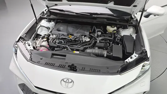 Toyota (XV80) 2.5 XLE 2025 6