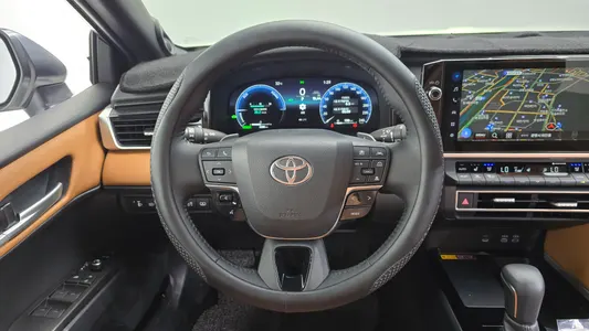Toyota (XV80) 2.5 XLE 2025 13