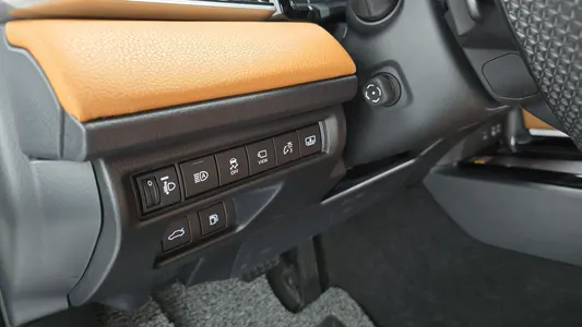 Toyota (XV80) 2.5 XLE 2025 14