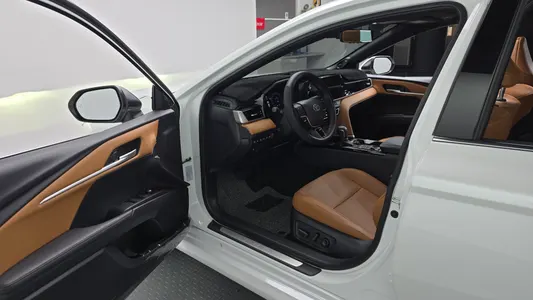 Toyota (XV80) 2.5 XLE 2025 10