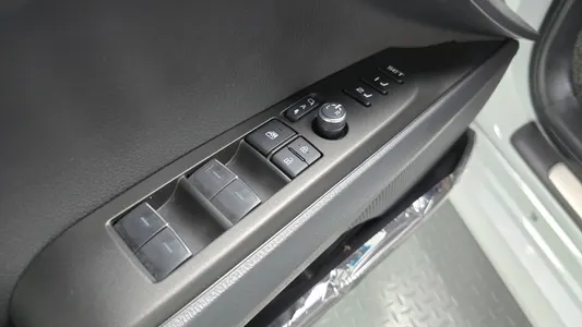 Toyota (XV80) 2.5 XLE 2025 26