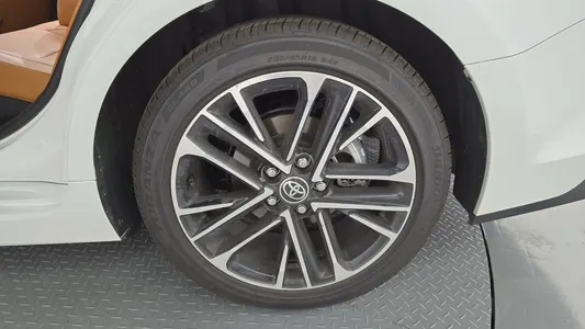Toyota (XV80) 2.5 XLE 2025 21