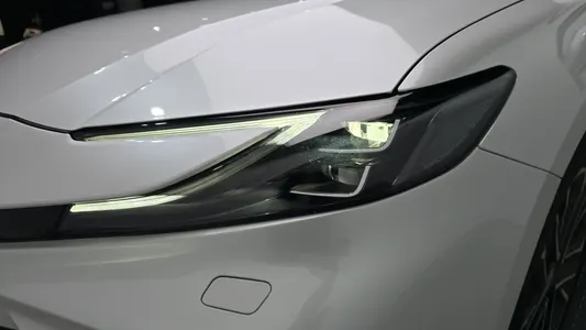 Toyota (XV80) 2.5 XLE 2025 22