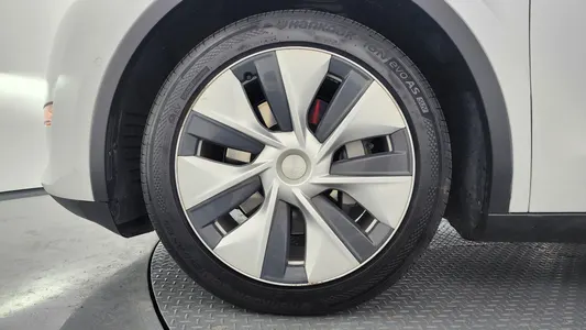 Tesla Y AWD 2021 5
