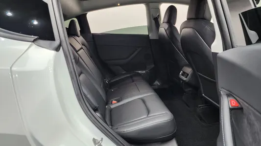Tesla Y AWD 2021 11