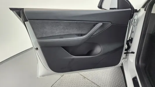 Tesla Y AWD 2021 24