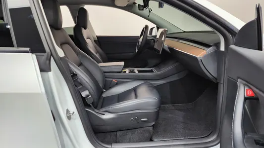 Tesla Y AWD 2021 26