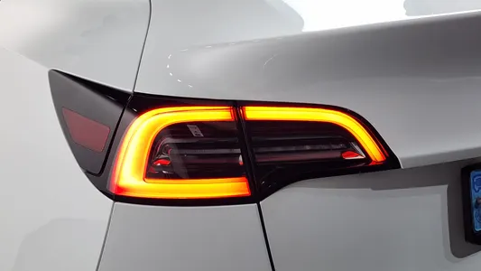 Tesla Y AWD 2021 23
