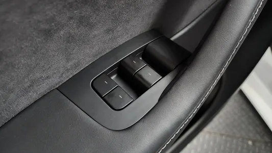 Tesla Y AWD 2021 28