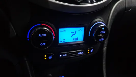 Hyundai () 1.4 VVT 2013 17