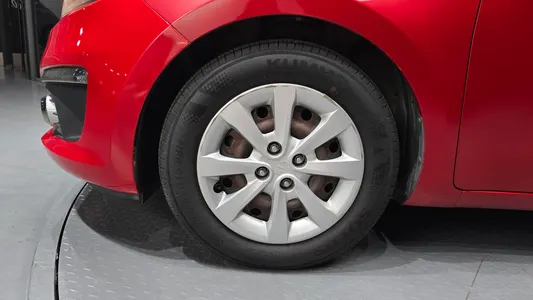 Kia 프라이드 4DR 1.4 MPI 2015 5