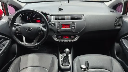 Kia 프라이드 4DR 1.4 MPI 2015 7