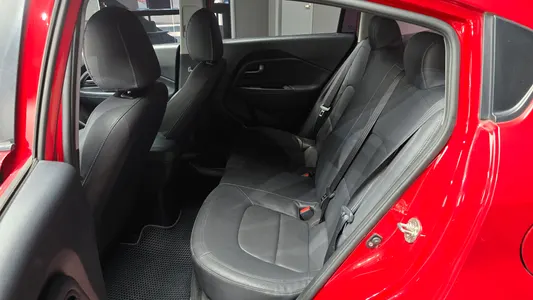 Kia 프라이드 4DR 1.4 MPI 2015 12