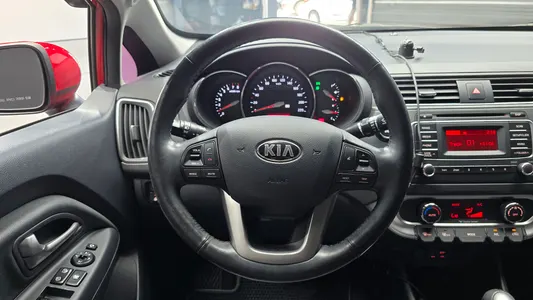 Kia 프라이드 4DR 1.4 MPI 2015 13