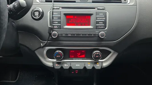 Kia 프라이드 4DR 1.4 MPI 2015 14