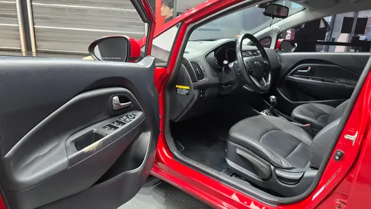 Kia 프라이드 4DR 1.4 MPI 2015 10