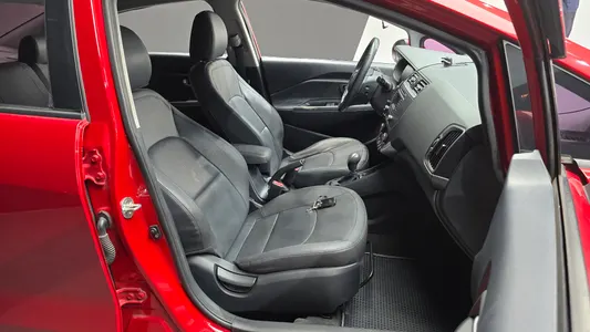 Kia 프라이드 4DR 1.4 MPI 2015 26
