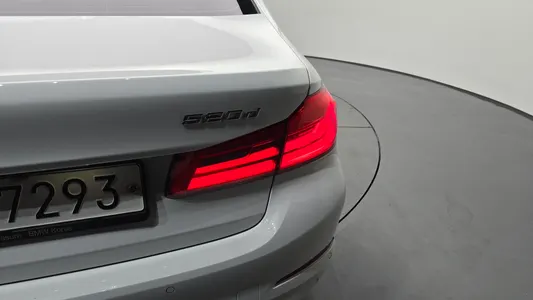 BMW 5 Series (G30) 520d xDrive 2019 23