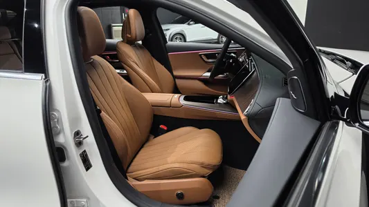 Mercedes-Benz E-Class W214 E300 4MATIC 2025 26