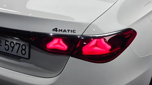 Mercedes-Benz E-Class W214 E300 4MATIC 2025 23