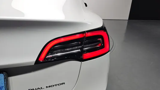 Tesla 3 AWD 2021 24