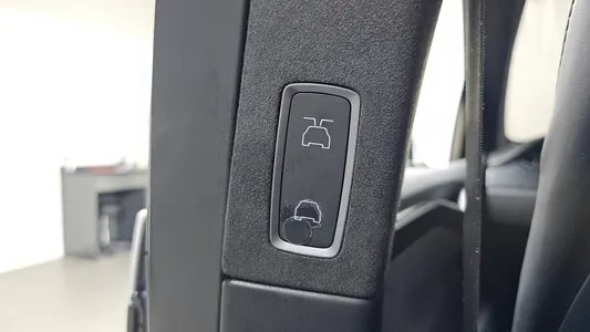 Tesla X 2020 18