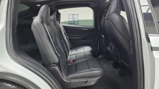 Tesla X 2020 27