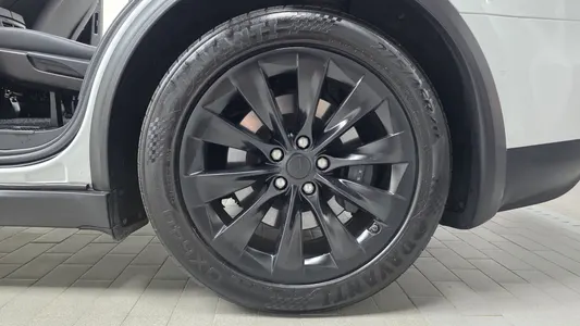 Tesla X 2020 22
