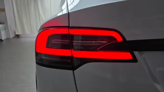 Tesla X 2020 24