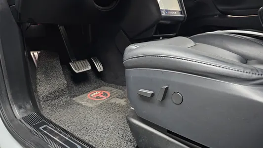 Tesla X 2020 29