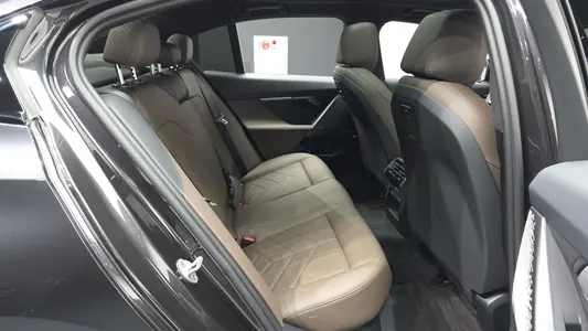 BMW 5 Series (G60) 520i M 2025 12