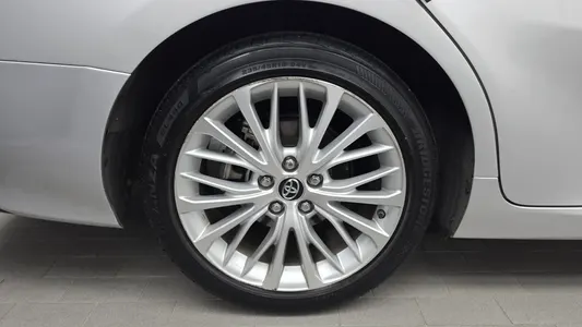 Toyota (XV70) 2.5 XLE 2018 5