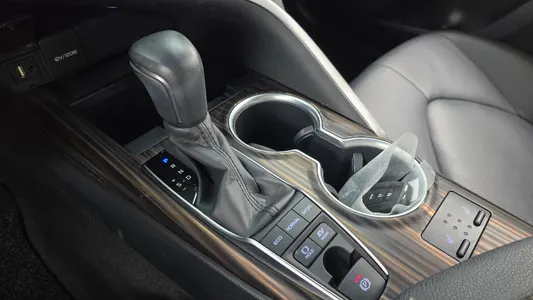 Toyota (XV70) 2.5 XLE 2018 9
