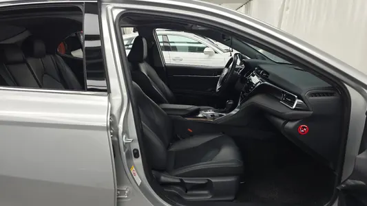 Toyota (XV70) 2.5 XLE 2018 11