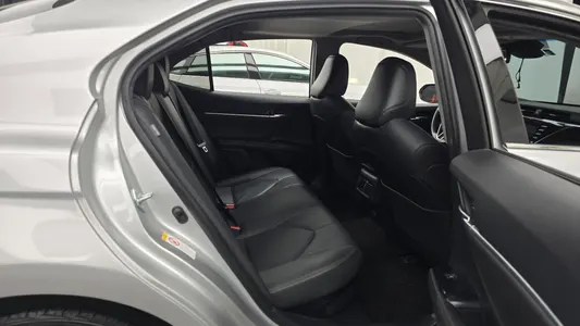 Toyota (XV70) 2.5 XLE 2018 12
