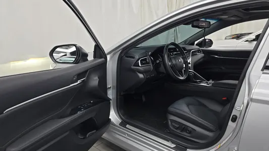 Toyota (XV70) 2.5 XLE 2018 10
