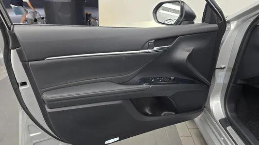 Toyota (XV70) 2.5 XLE 2018 24