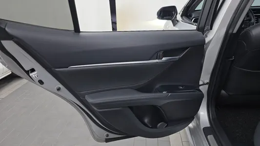 Toyota (XV70) 2.5 XLE 2018 25