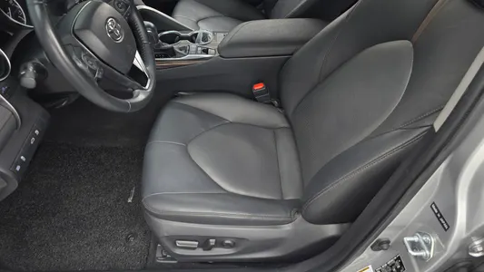 Toyota (XV70) 2.5 XLE 2018 26
