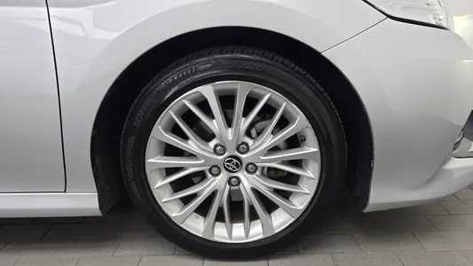Toyota (XV70) 2.5 XLE 2018 21