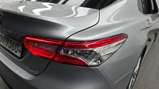 Toyota (XV70) 2.5 XLE 2018 23