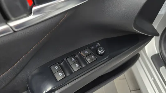 Toyota (XV70) 2.5 XLE 2018 28