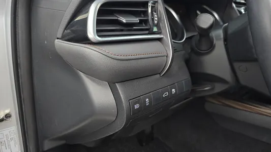 Toyota (XV70) 2.5 XLE 2018 29