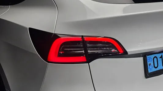Tesla Y AWD 2022 24