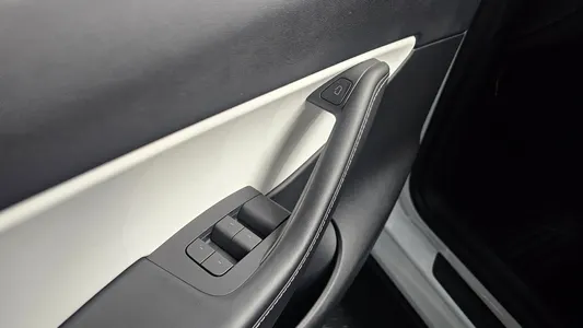 Tesla Y AWD 2022 28